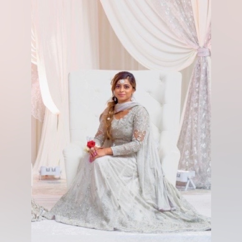 I am selling this beautiful silver/grey lehenga suit